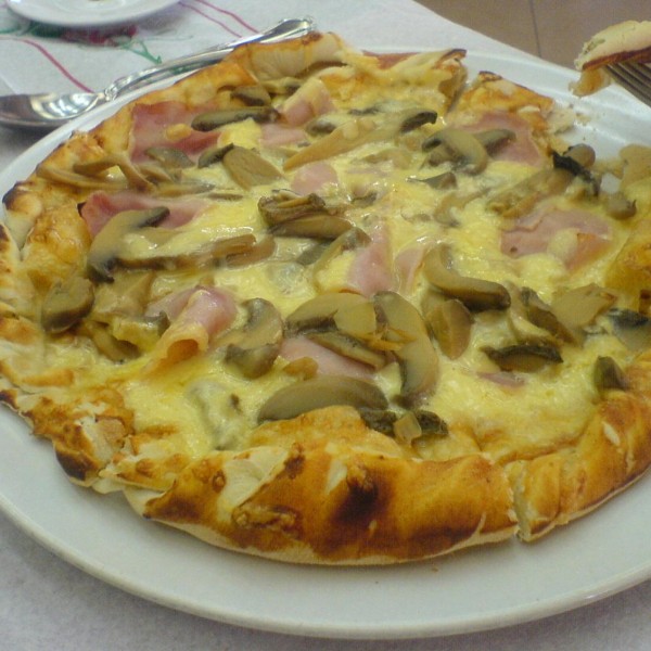 Sonkás-gombás pizza